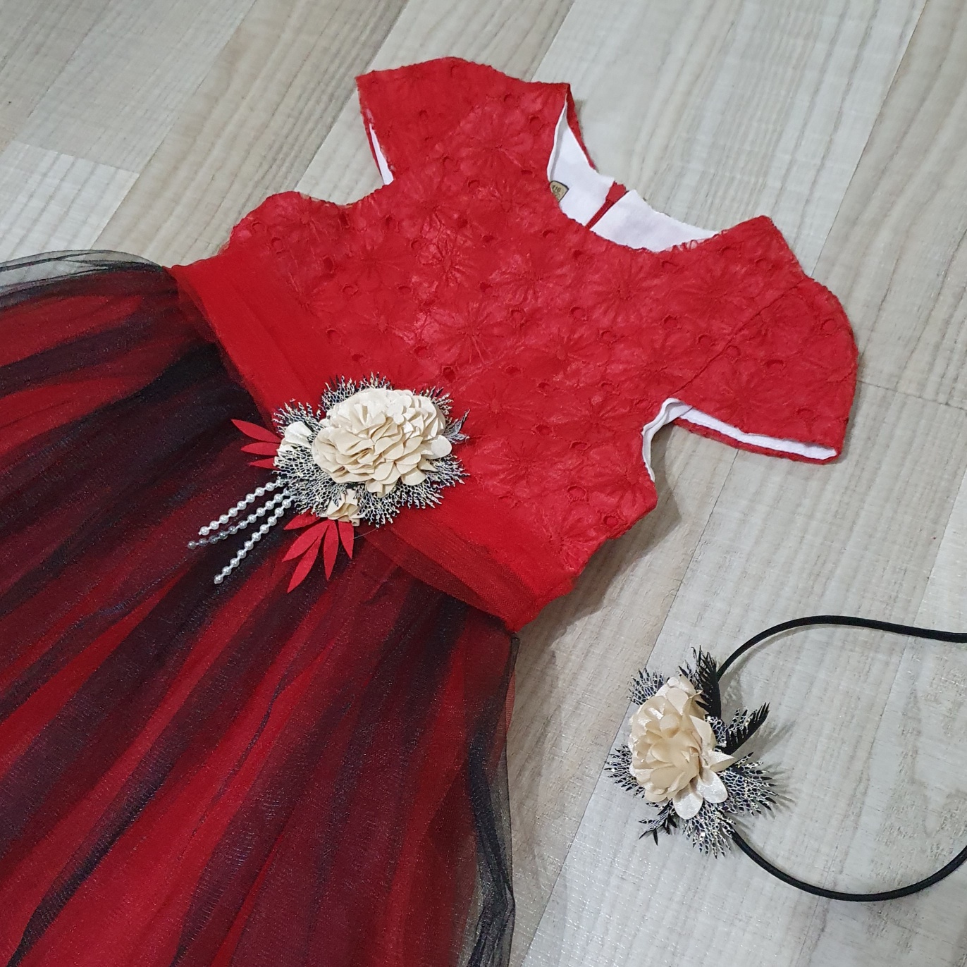 Rochie lunga rosie "Floare de Craciun" , cu broderie si tull rosu si negru, coronita inclusa