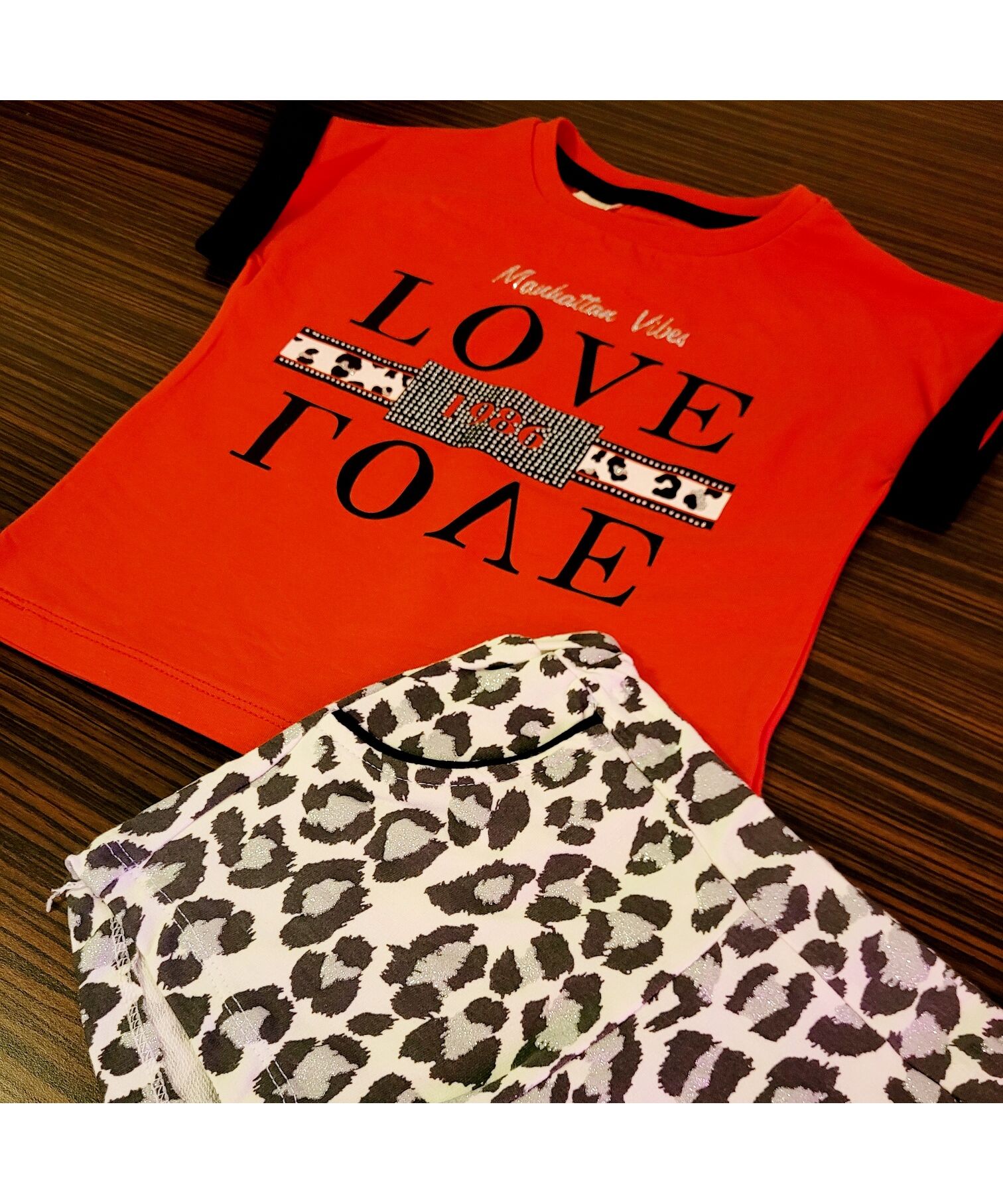 Set vara piese "Iubire de leopard" , tricou rosu, pantaloni scurti animal print pentru copii HIMARKIDS