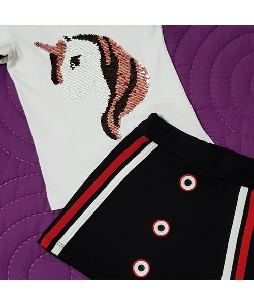 Set vara 2 piese , tricou alb cu model unicorn din paiete reversibile , fusta neagra cu nasturei