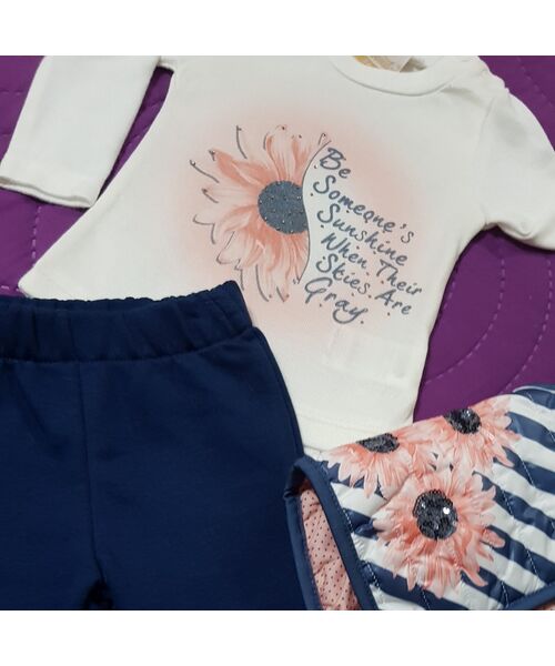 Set 3 piese " Crizantema roz", vesta in dungi cu gluga, bluza alba maneca lunga, pantaloni bleumarin