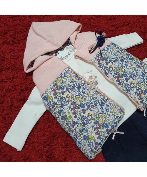 Set 3 piese " Camp de flori", vesta cu gluga roz, bluza alba, pantaloni bleumarin